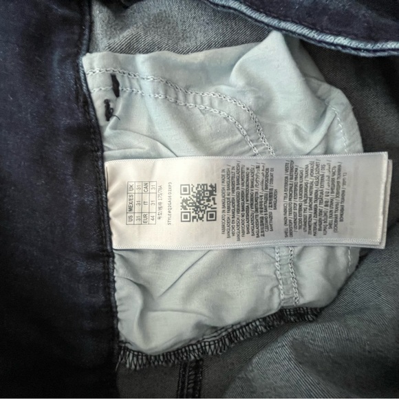 (31) Guess Shorts Dark Wash - Picture 3 of 4